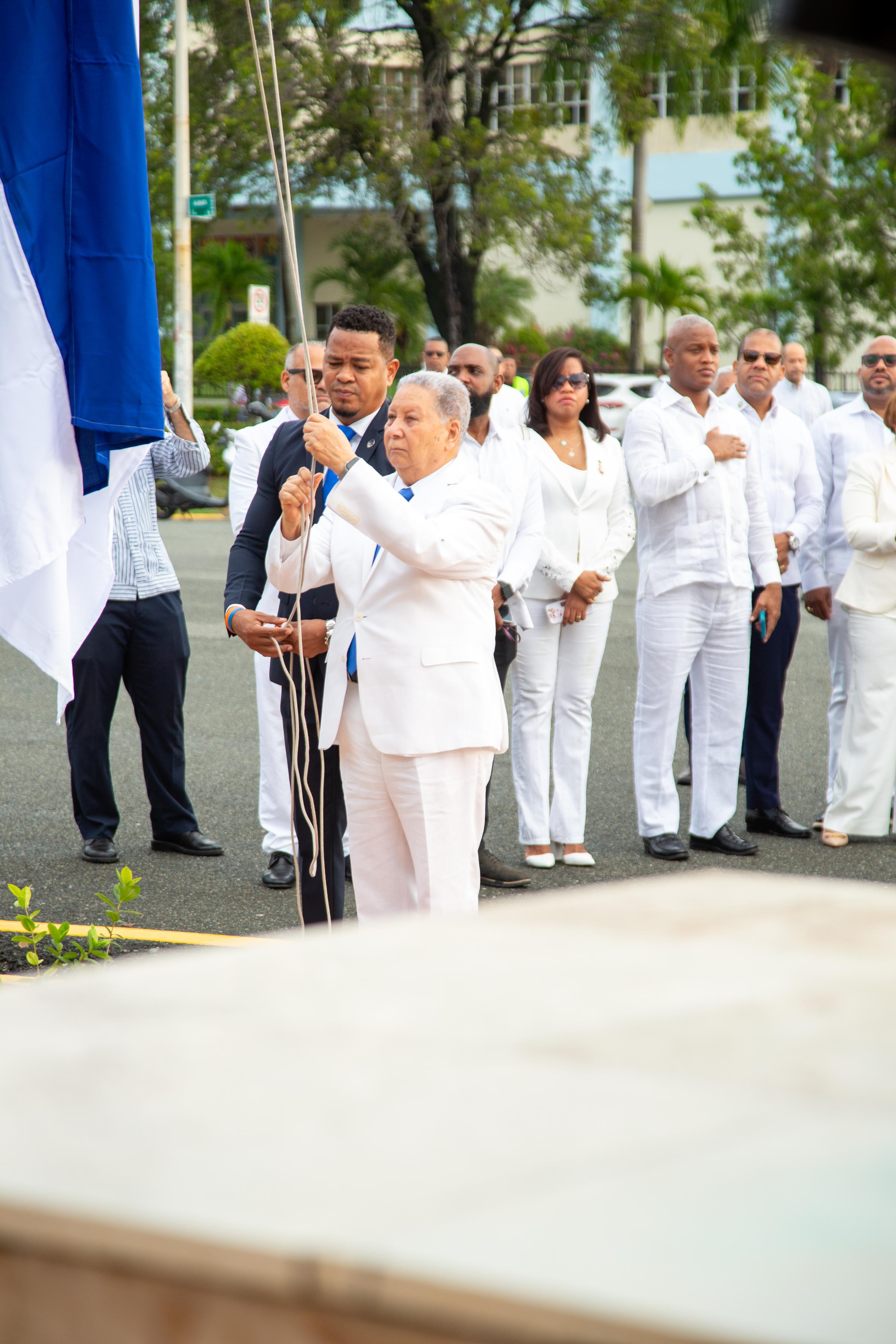 El exrector doctor Julio Ravelo Astacio durante el izamiento de la bandera de la UASD.