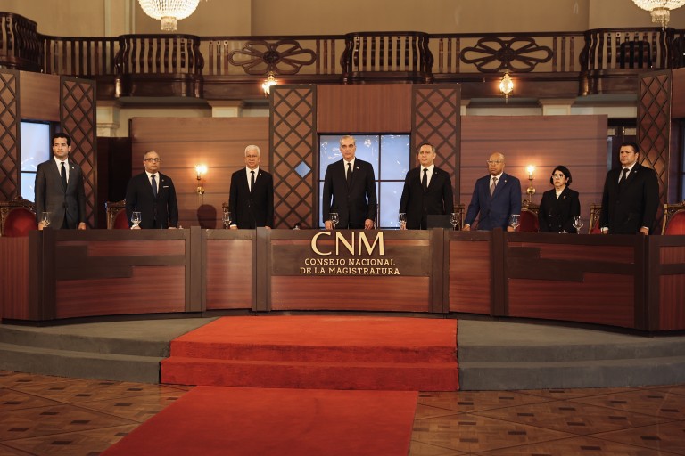 El presidente Luis Abinader junto a los miembros del Consejo Nacional de la Magistratura.