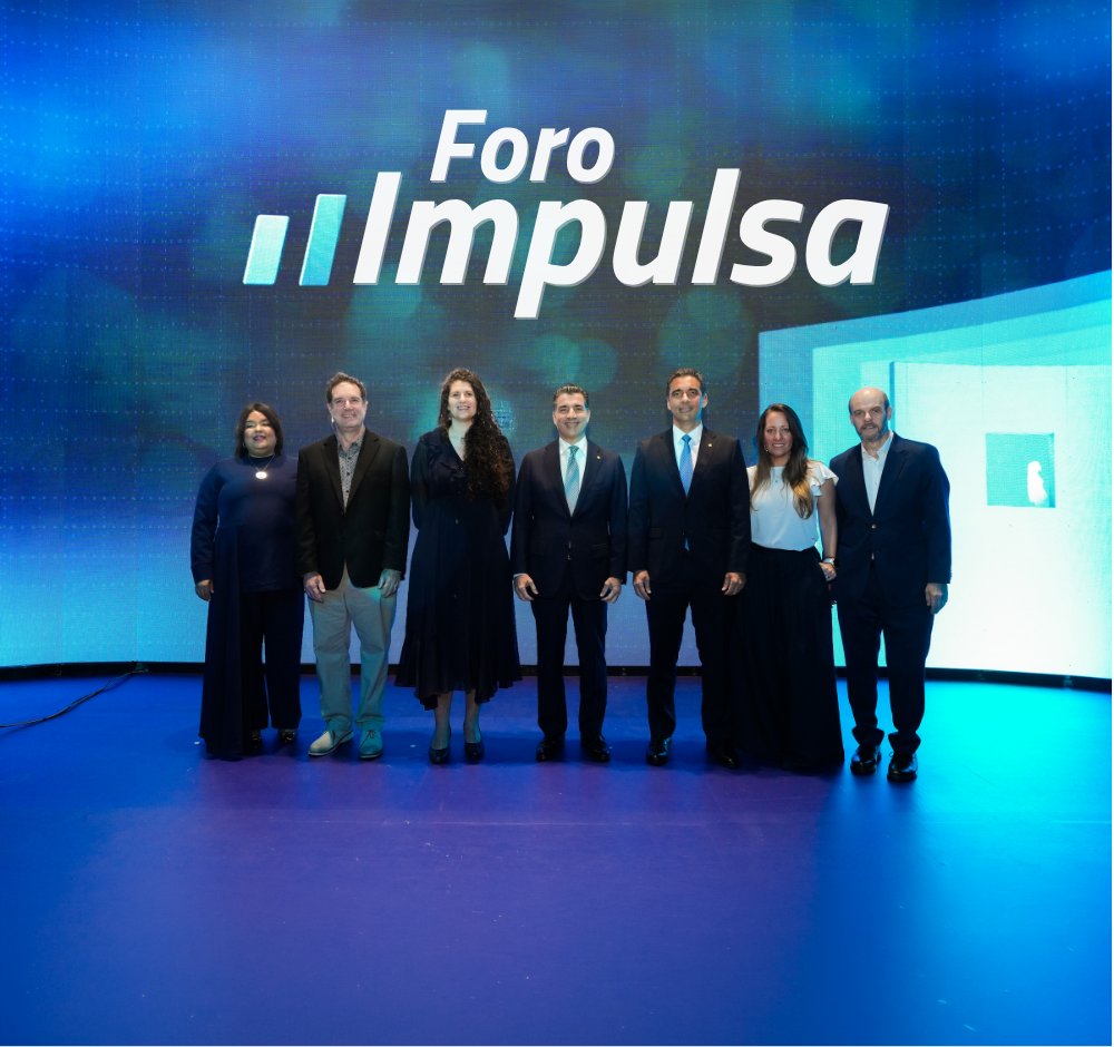 De izquierda a derecha, los señores Giselle Moreno, Hod Lipson, Natalia Rodríguez, Christopher Paniagua, Francisco Ramírez, Vivian Lan y Alejandro Melamed.