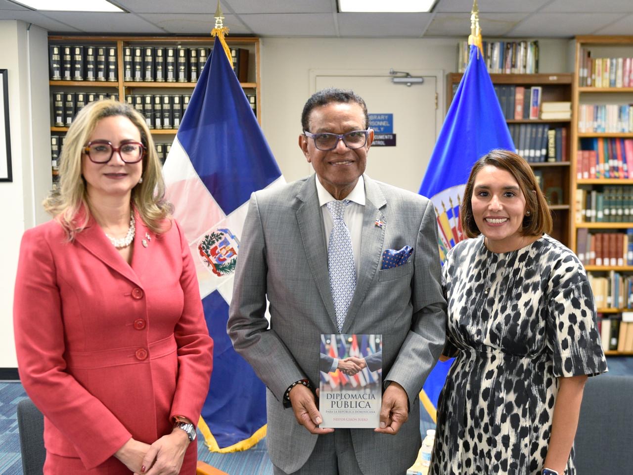 Embajadora Mayerlyn Cordero, Embajador Néstor Ceron y Directora Suarez