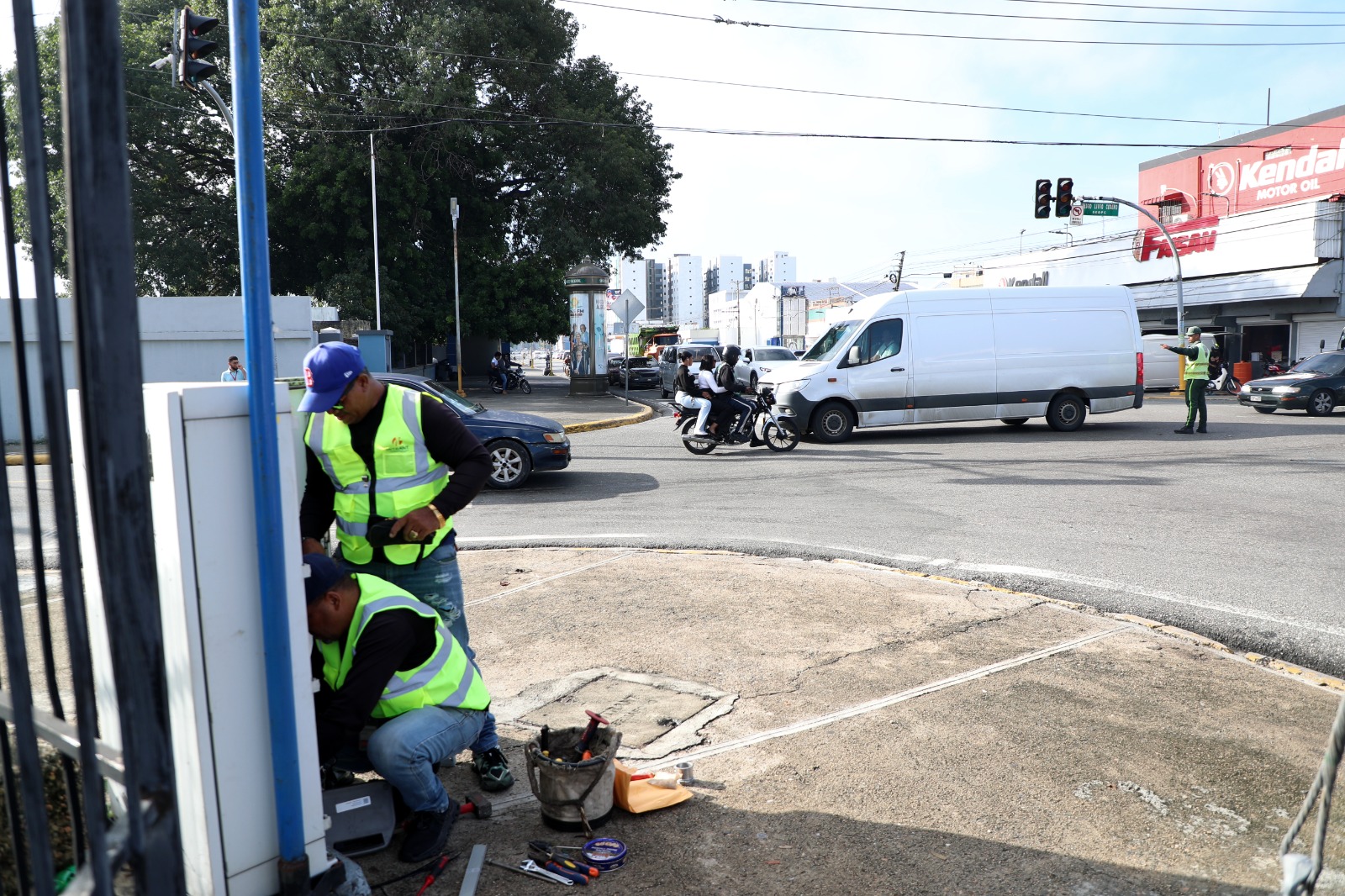 Una brigada durante trabajos para solucionar la avería en la calle Pedro Livio Cedeño, en Santo Domingo.