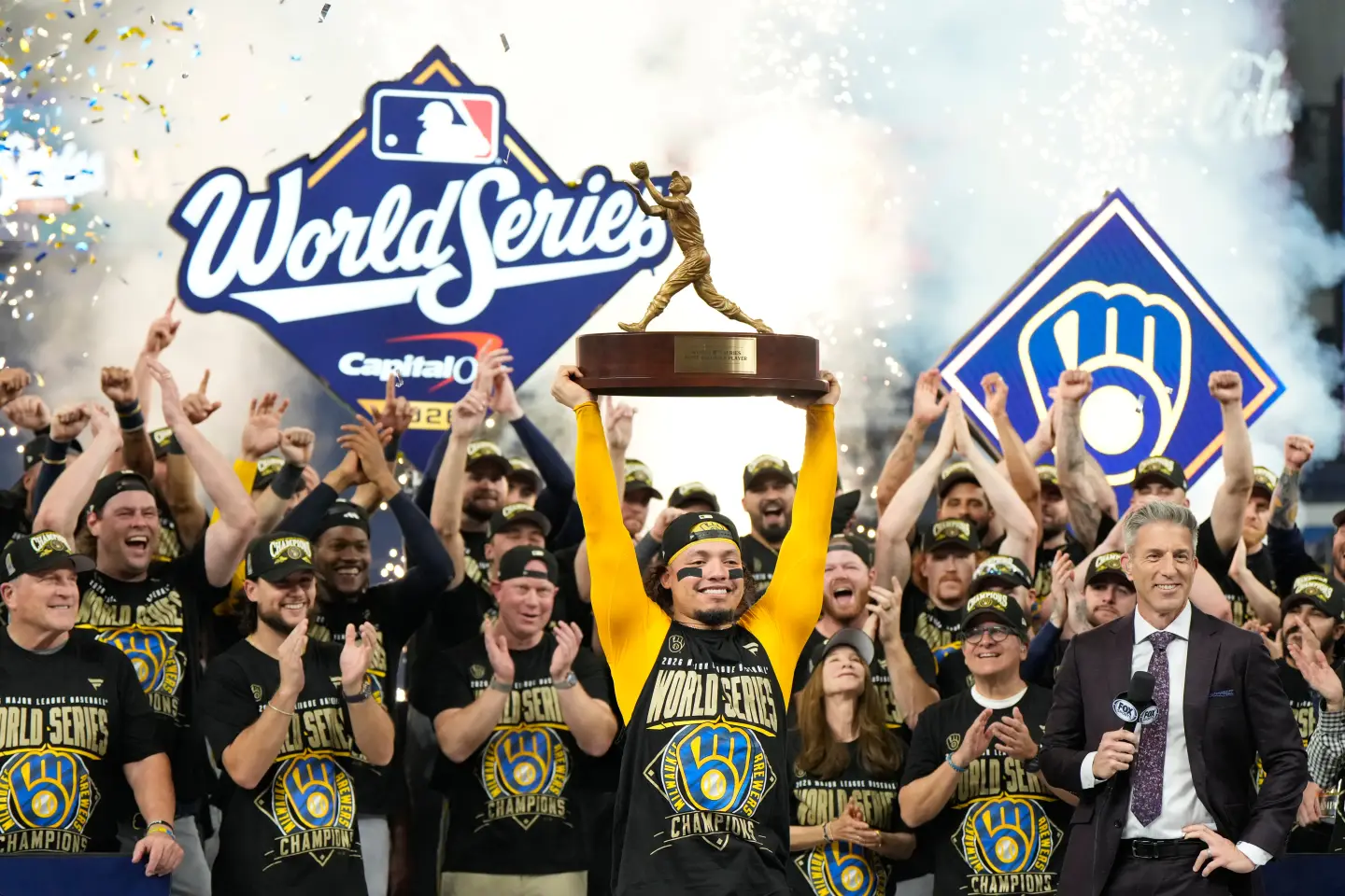 El receptor de los Cerveceros de Milwaukee, William Contreras, sostiene el trofeo de Jugador Más Valioso de la Serie Mundial, junto a sus compañeros de equipo.
