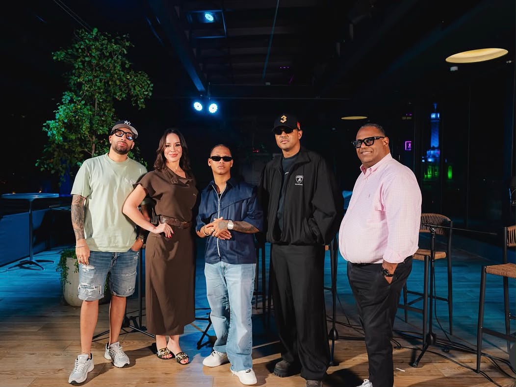 Dalvin La Melodía junto a sus entrevistadores