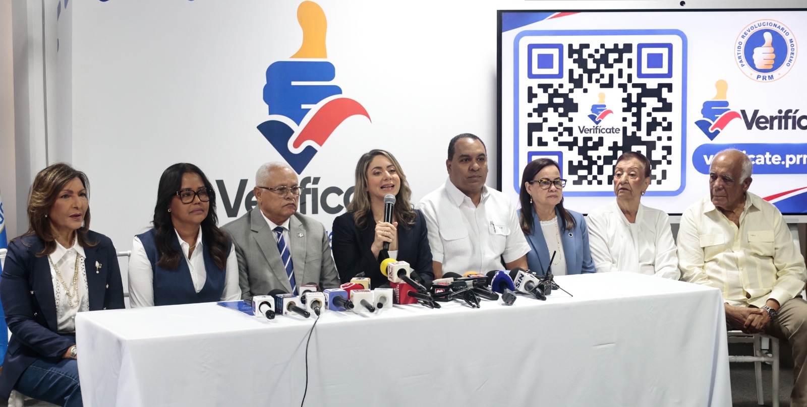 De izquierda a derecha: Geanilda Vásquez, Scarlet Benzán, Luis Delgado, Gloria Reyes, Edgar Batista, Lourdes Herrera, Manola Santana y Dionisio de los Santos.