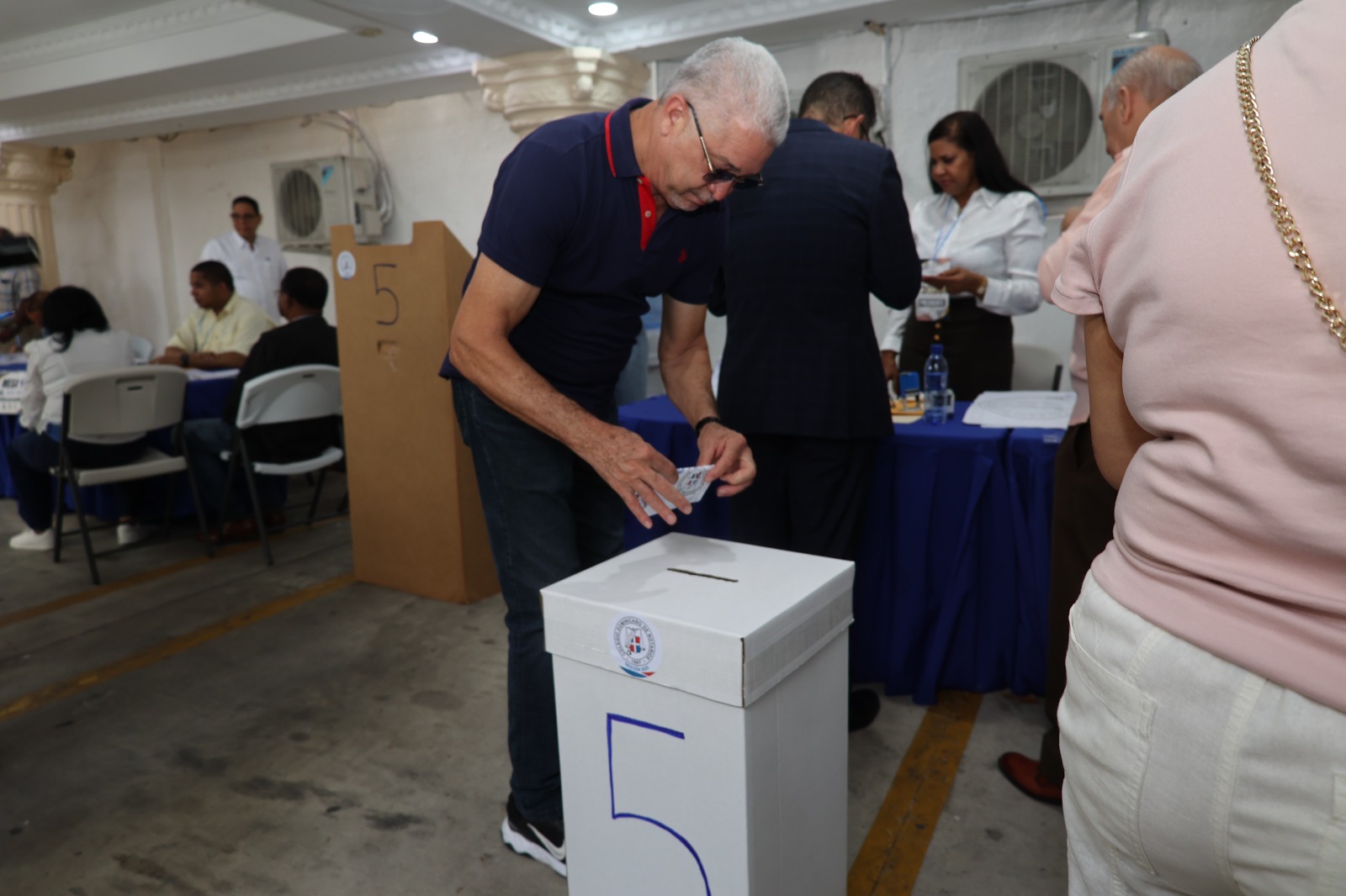Un total de cerca de cuatro mil notarios están convocados a votar en 27 centros habilitados en todo el país.